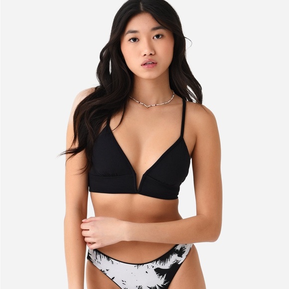 NWOT
MAAJI Women's Jade Black Parade Long Line Triangle Bikini Top Size XL $79 - Picture 2 of 6